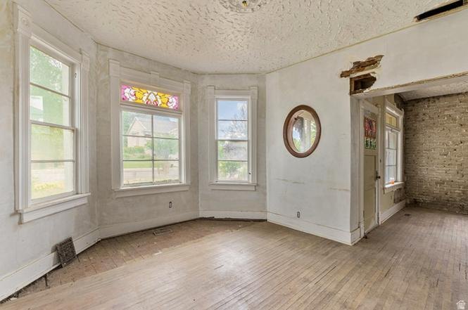 Bay window room with stained glass transom